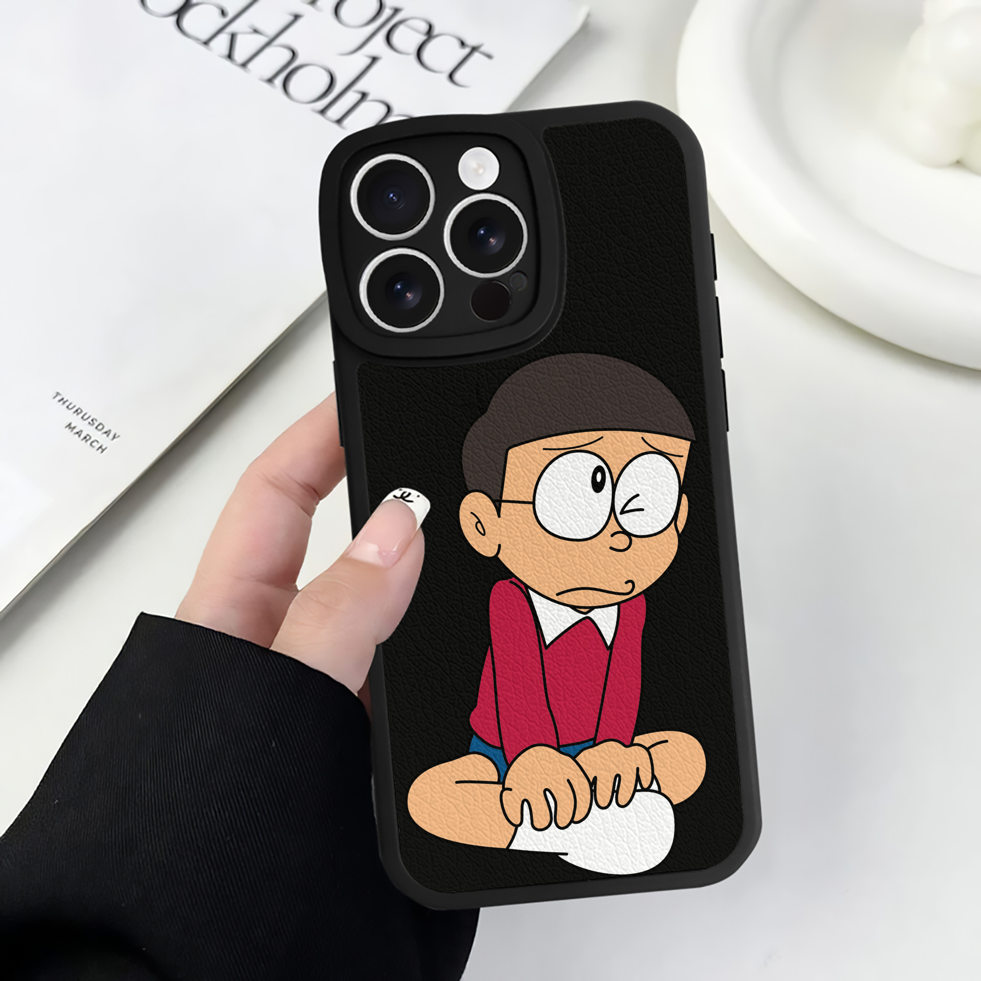 （画像用） ドラえもん 野比 のび太 Doraemon Nobita Nobi 【iPhone 16シリーズ対応】シリコンスマホケース（レザー調） 材質：シリコン